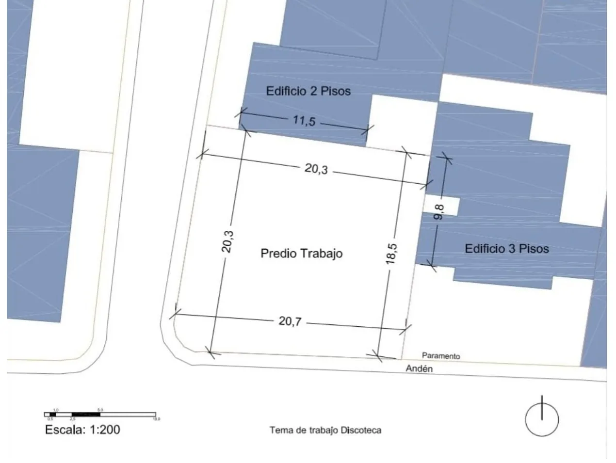 Plano del predio de trabajo a escala 1:200, con las dimensiones del lote, el paramento, el andén y las alturas de los edificios vecinos.