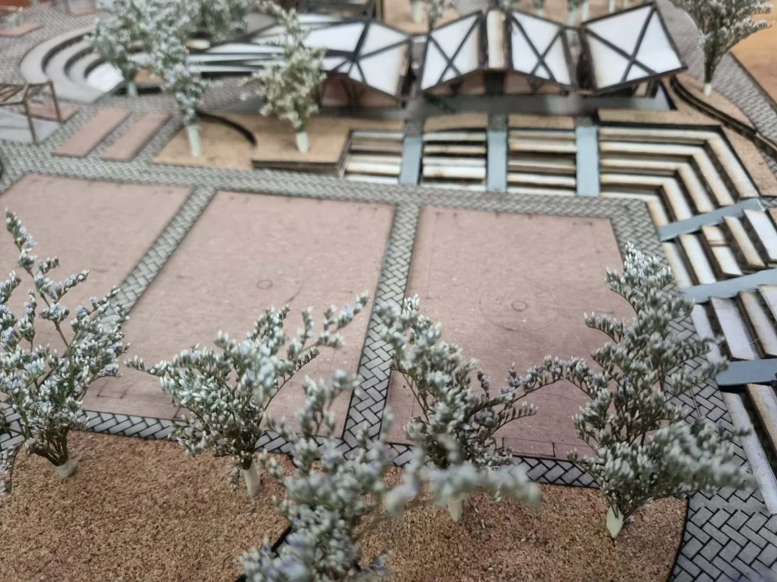Vista de la maqueta con los módulos deportivos y las zonas de permanencia.