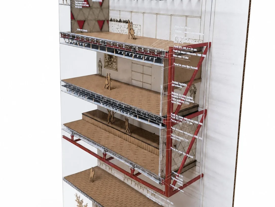 Maqueta seccionada por niveles con la ficha técnica de la estructura: perfiles IPE, lámina colaborante y paneles de fachada.