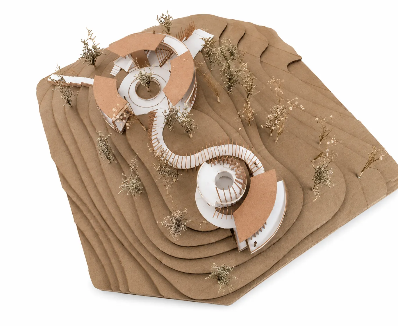 Maqueta del conjunto con el pabellón de acceso y la vegetación del parque.