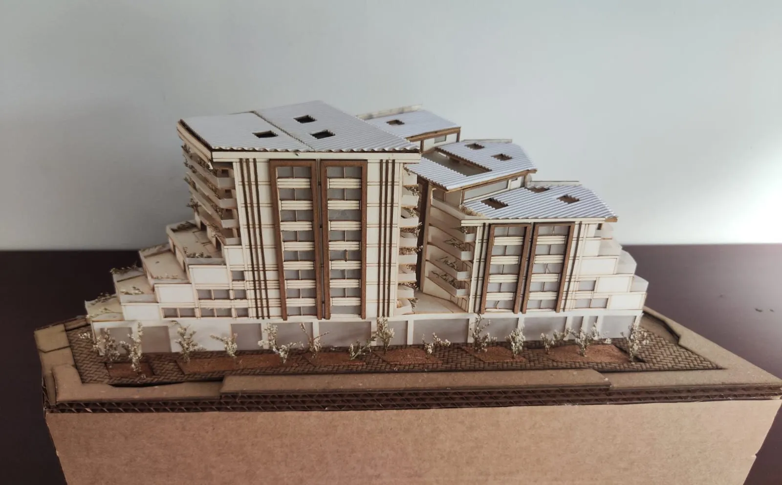 Maqueta de las dos torres residenciales escalonadas sobre la plataforma comercial.
