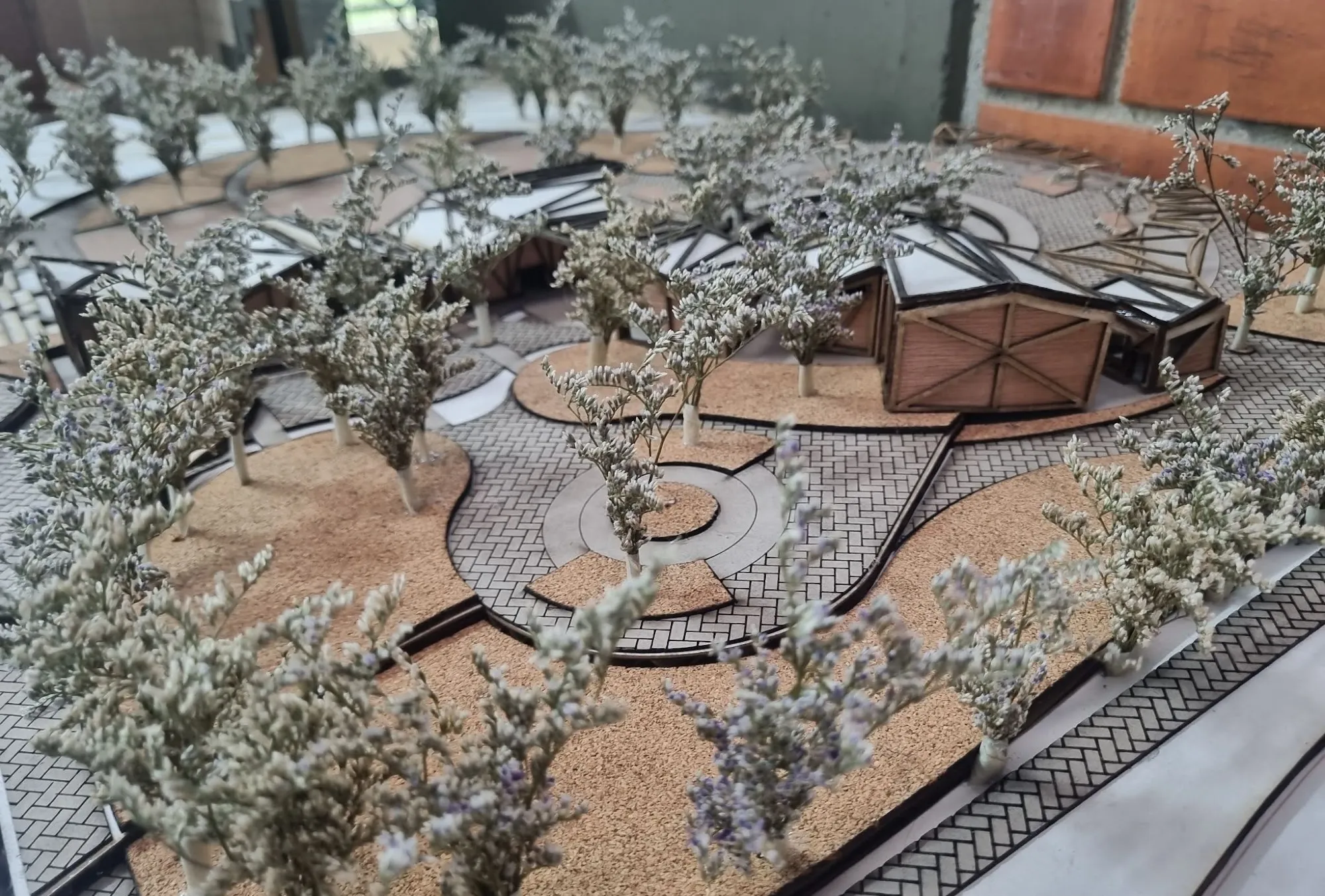 Maqueta de la UVA con plazas circulares, senderos y arborización.
