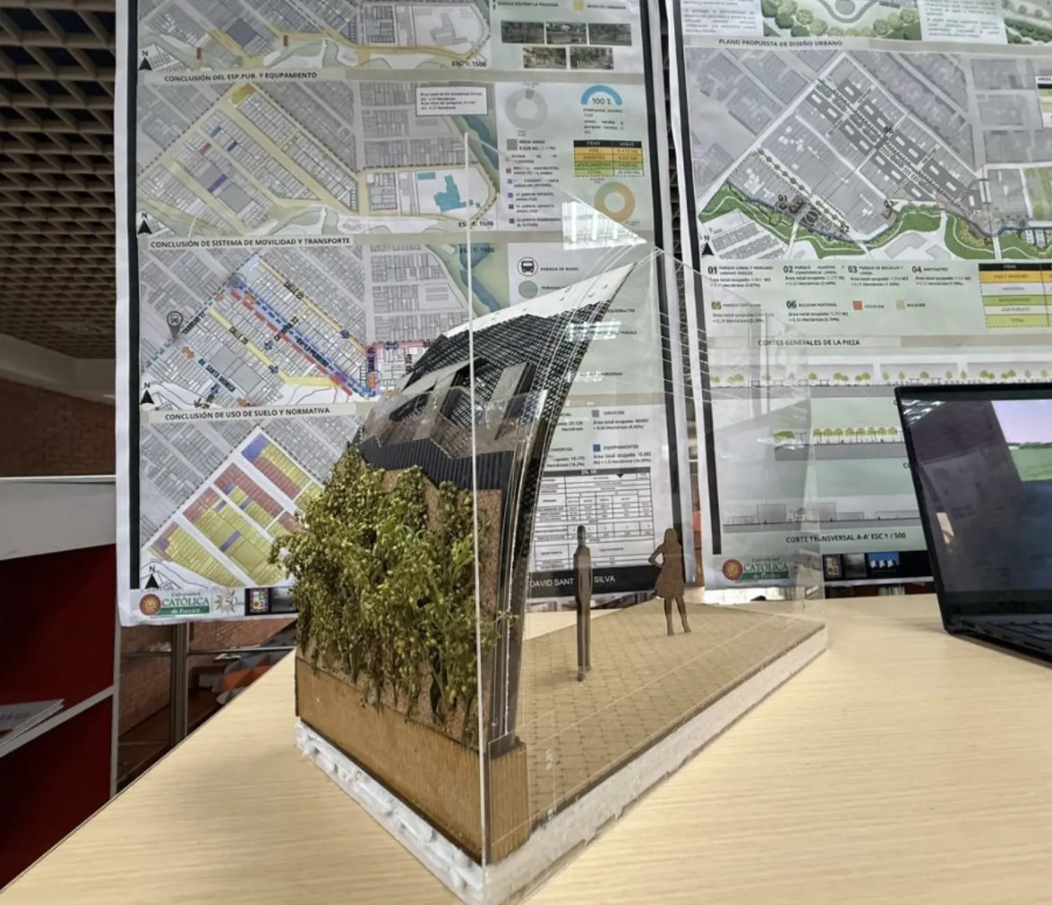 Maqueta y láminas de análisis urbano del sector La Pradera y Santa Mónica durante la sustentación.