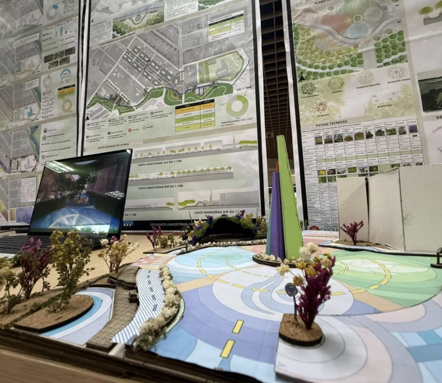 Vista de la maqueta y su relación con el entorno construido.